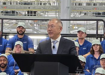 정의선, 관세 협상 정부·기업 ‘원팀’…”트럼프와 발표 큰 영광”