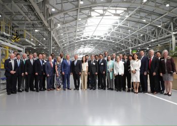 정의선, 관세 협상 정부·기업 ‘원팀’…”트럼프와 발표 큰 영광”