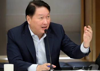 최태원 “韓 AI 경쟁력 10위권 밖, AI 종속 국가 전락 우려”