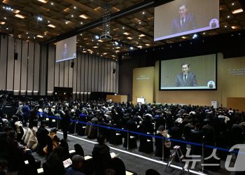 HBM4 경쟁 본궤도…SK 샘플 공급 ‘선수’, 삼성 “두 번 실수 없다”