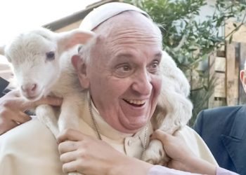 “가난한 이들의 겸손한 수호자” 교황 선종에 14억 신도들 애도 물결