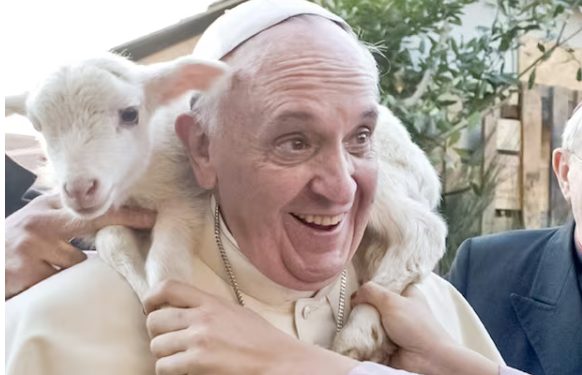 “가난한 이들의 겸손한 수호자” 교황 선종에 14억 신도들 애도 물결