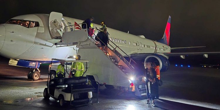 델타항공 승객들이 앨라배마 공항 터미널 기내에서 밤샘 대기한 이유는…