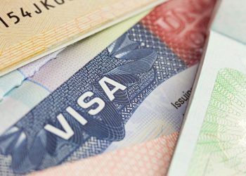 트럼프, 130여개 美 대학 유학생 1000명 비자 취소…”이유 못 들어”