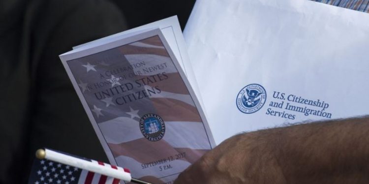 “반대유주의 단속” 美, 이민자 SNS 검사 시작…표현 자유 침해 우려