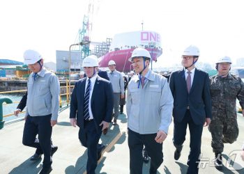 美 해군성 장관, HD현대 정기선·한화 김동관 만나 조선협력 논의