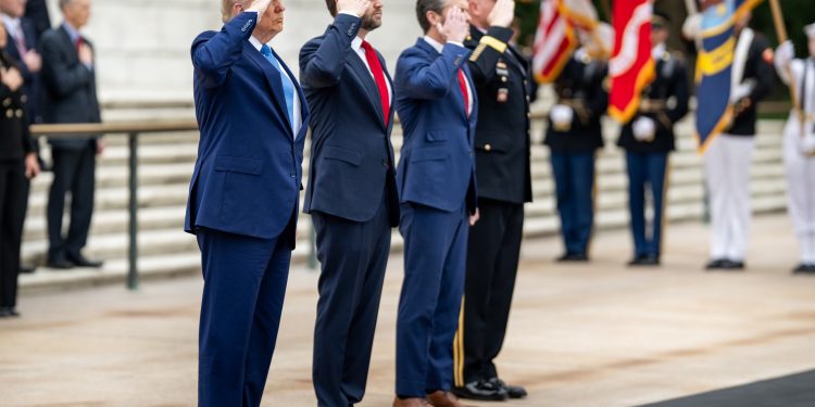 트럼프, 美 ‘메모리얼 데이’ 맞아 참배…”‘미국의 운명’ 끊임없이 추구”