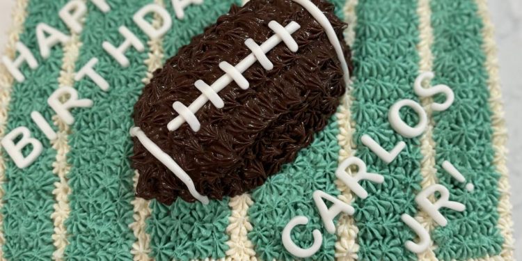 자원봉사자, 어려운 환경의 아동들에게 무료 생일 케이크 제공