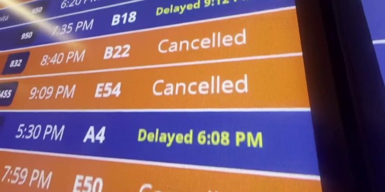 미국 항공 대혼란… 셧다운 여파로 하루 2,700편 결항, 전국 공항 마비