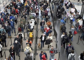 미 TSA “연말 여행객 8천만 명 넘어설 듯”… 미국 역사상 최대 이동 전망