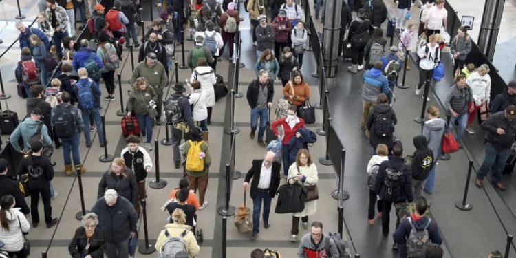 미 TSA “연말 여행객 8천만 명 넘어설 듯”… 미국 역사상 최대 이동 전망