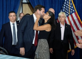 불륜설 이어 이혼설… 결혼반지 사라진 미국 세컨드레이디, 관심 집중