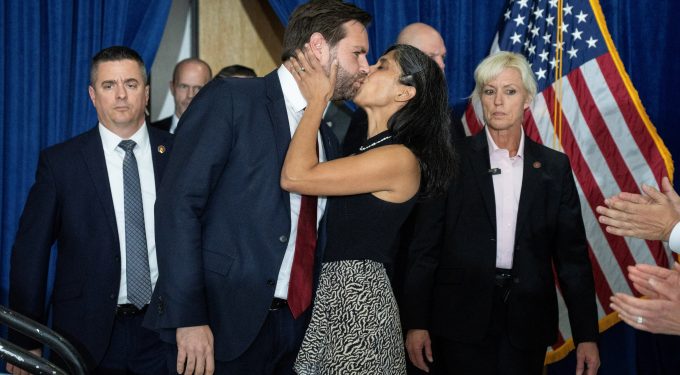 불륜설 이어 이혼설… 결혼반지 사라진 미국 세컨드레이디, 관심 집중