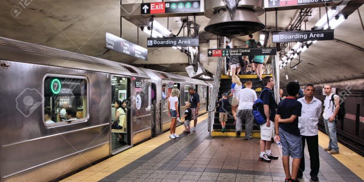 “전화 좀 조용히 해달라” 한마디에 흉기 난동…뉴욕 지하철 불안 커져