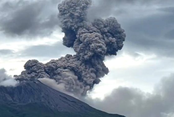 일본 사쿠라지마 화산 연속 폭발…도카라 열도 일대 ‘30년 내 M8.5 대지진 80%’ 경고