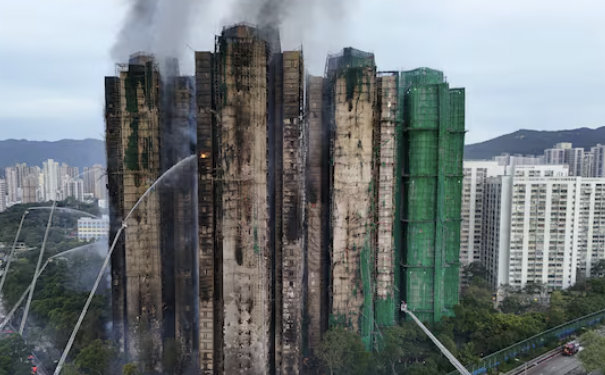 홍콩 아파트 화재, 77년 만의 최악 참사… 외신이 지목한 다섯 가지 원인