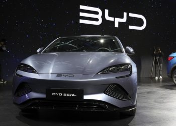 비야디, 테슬라 왕좌 넘본다…전기차 판매 격차 ‘40만대’