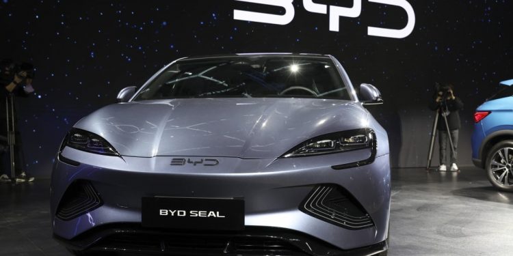 비야디, 테슬라 왕좌 넘본다…전기차 판매 격차 ‘40만대’