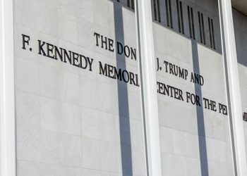 ‘트럼프-케네디 센터’에 예술계 반발…공연 취소 도미노