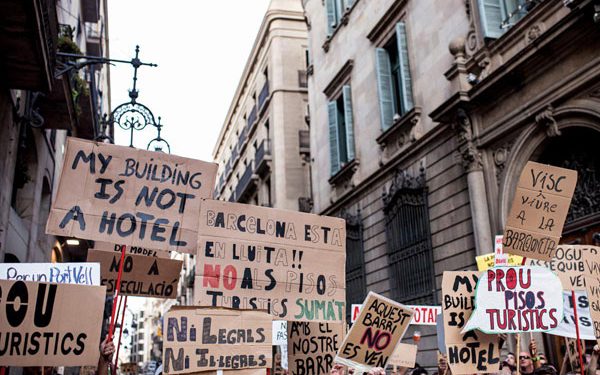 EU “집값 폭등 더는 못 참아”…에어비앤비 정조준