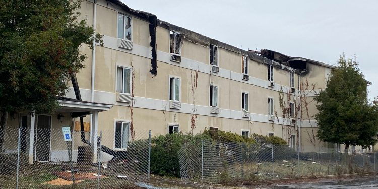 불타고 방치됐던 몽고메리 폐호텔, 드디어 정리 시작…노숙자 문제 다시 수면 위로