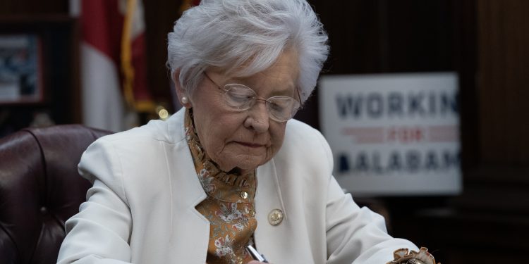 아이비 주지사, 앨라배마 농촌 보건 혁신 자문 그룹 설립 행정 명령에 서명