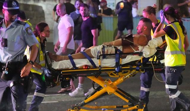 축제는 학살로…시드니 유대인 행사장 총기난사 16명 사망