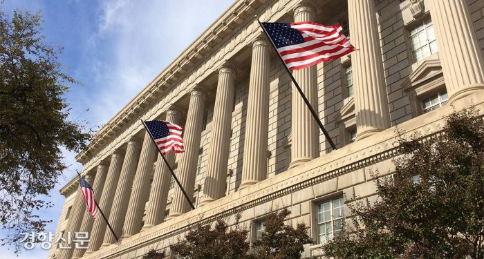 미국 상무장관 “한·일 7500억달러 투자금으로 원전 건설 추진”