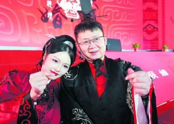 “지진 속 구한 10살 소녀와 재회…17년 후 신부가 됐다”