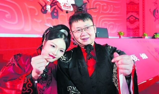 “지진 속 구한 10살 소녀와 재회…17년 후 신부가 됐다”