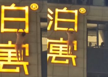 호텔 간판에 매달린 속옷남…불륜 들통에 ‘목숨 건 탈출’