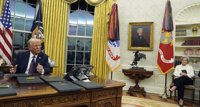 트럼프, 바이든 정부의 연비 규제 대폭 완화… 업계는 환영, 환경단체는 강하게 반발