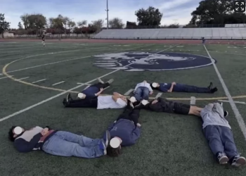 美 고교생들, 몸으로 ‘나치 상징’ 만들고 히틀러 멘트까지…전국적 분노 폭발