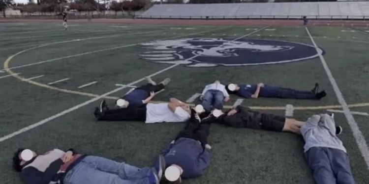 美 고교생들, 몸으로 ‘나치 상징’ 만들고 히틀러 멘트까지…전국적 분노 폭발