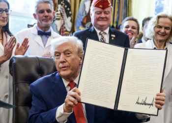 트럼프, 2028년 달 유인 착륙 목표 공식화…우주정책 대대적 재편