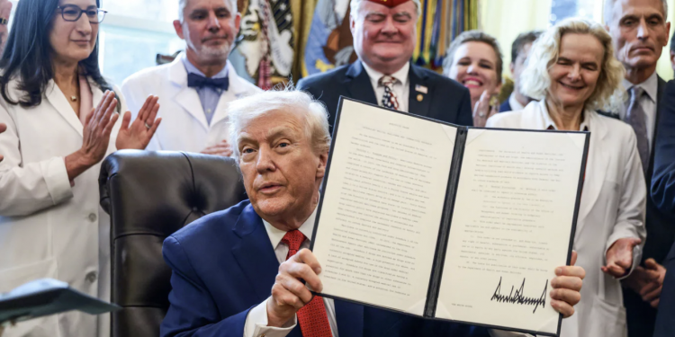 트럼프, 2028년 달 유인 착륙 목표 공식화…우주정책 대대적 재편