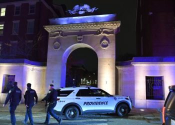 브라운대 총격 참사, 용의선상 인물 구금…캠퍼스 충격 계속