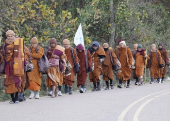 “천 마일의 평화” 맨발로 걷는 승려들, 앨라바마 유니언타운 도착