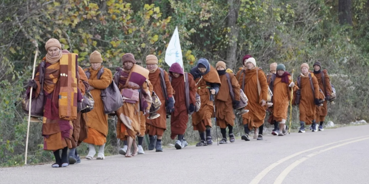 “천 마일의 평화” 맨발로 걷는 승려들, 앨라바마 유니언타운 도착
