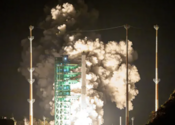 누리호 4차, 실려 간 13기 위성 전원 교신 성공…첫 ‘무연기 발사’까지 기록