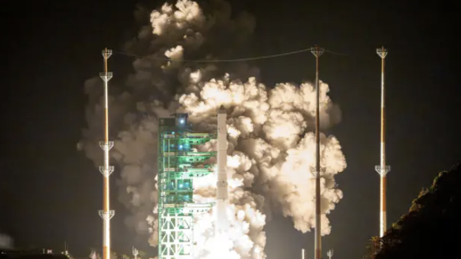 누리호 4차, 실려 간 13기 위성 전원 교신 성공…첫 ‘무연기 발사’까지 기록