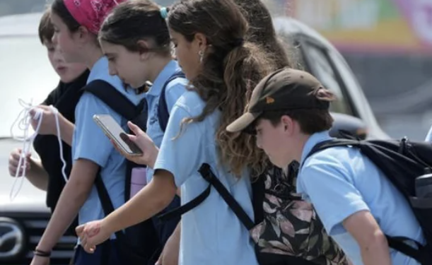 호주, 16세 미만 SNS 전면 금지…세계 첫 ‘디지털 봉쇄’