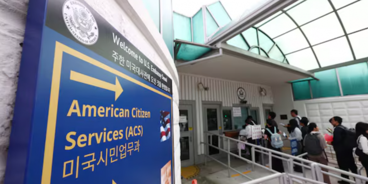 미국, 관광객 SNS ‘5년치 제출’ 추진…무비자 입국 심사 대폭 강화