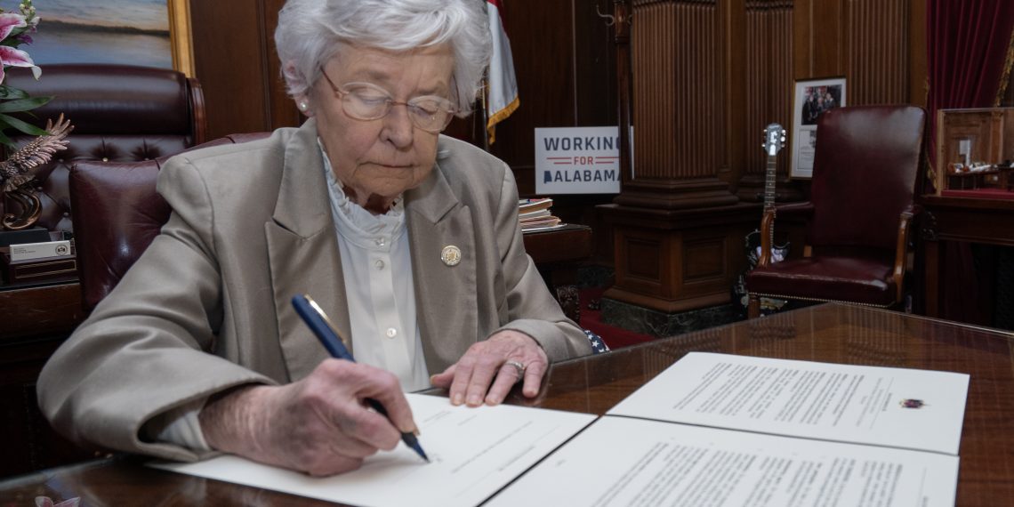 아이비 주지사, 연방 교육 자유 세액공제 참여 행정명령 서명