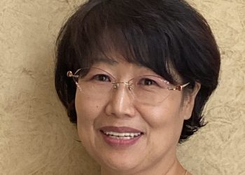 [칼럼] 나무 벤치에 앉아