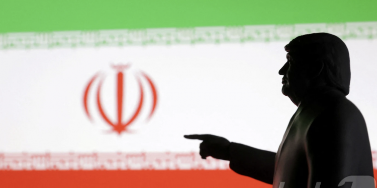 트럼프, 이란과 손잡으면 관세 폭탄