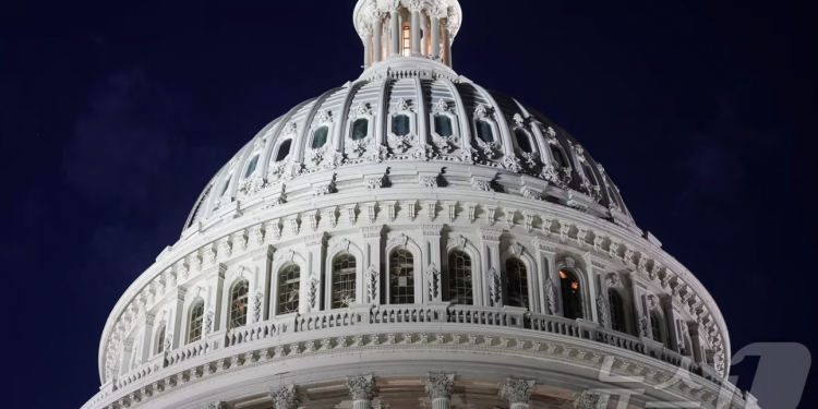 공화당 17명 이탈…오바마케어 연장 하원 통과
