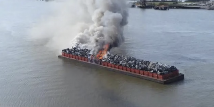 모빌 항로 멈췄다…바지선 화재로 선박 운항 중단