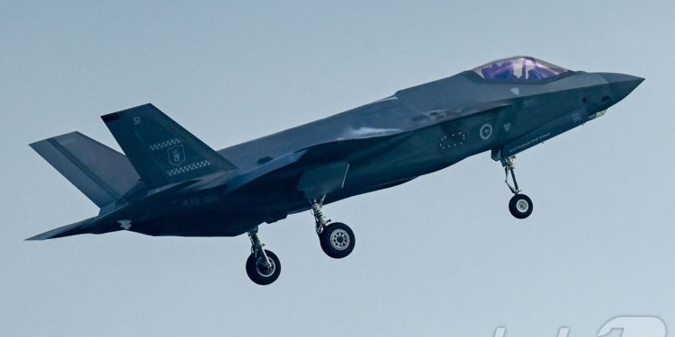 미국산 전투기 흔들리나…캐나다, F-35 대신 그리펜 저울질