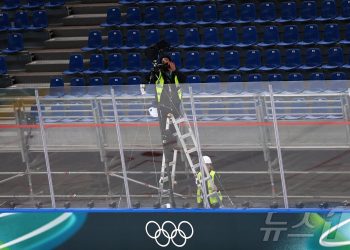 개막 코앞인데 아직 공사판